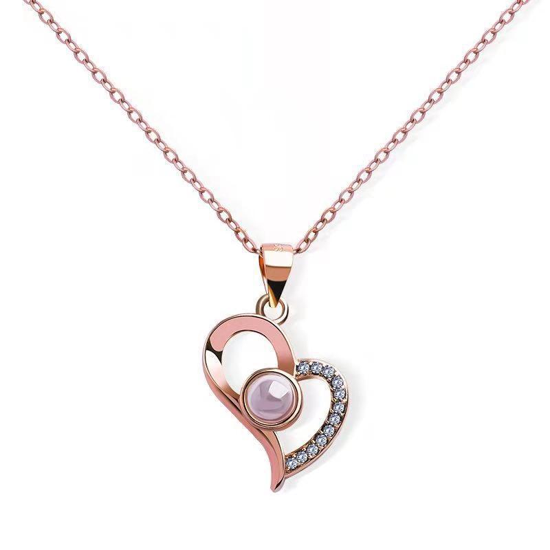 Collier Cœur Éternel – Bijou symbole d’amour infini
Offrez bien plus qu’un bijou avec le Collier Cœur Éternel, une pièce raffinée qui incarne l’amour, l’élégance et l’émotion.
Son design en double cœur entrelacé, sublimé par des pierres scintillantes et une perle centrale, symbolise l’union, la complicité et les liens indestructibles.
Idéal pour une Saint-Valentin, un anniversaire, un cadeau romantique ou simplement pour dire je t’aime, ce collier est conçu pour marquer les esprits et toucher le cœur.