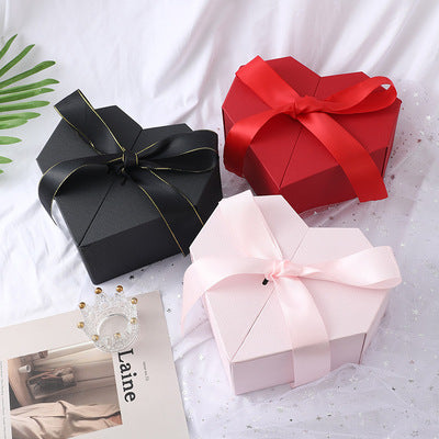Boîte cadeau en forme de cœur avec remplissage en paille et sac cadeau inclus. Coffret élégant prêt à offrir pour Saint-Valentin, anniversaire ou occasion spéciale.