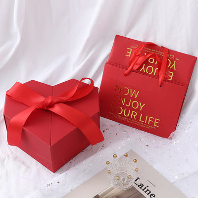 Boîte cadeau en forme de cœur avec remplissage en paille et sac cadeau inclus. Coffret élégant prêt à offrir pour Saint-Valentin, anniversaire ou occasion spéciale.