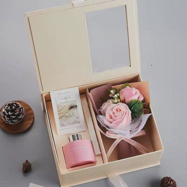 Coffret cadeau femme avec rose éternelle et parfum élégant. Idée cadeau parfaite pour la Saint-Valentin, anniversaire ou fête des mères. Livraison rapide.